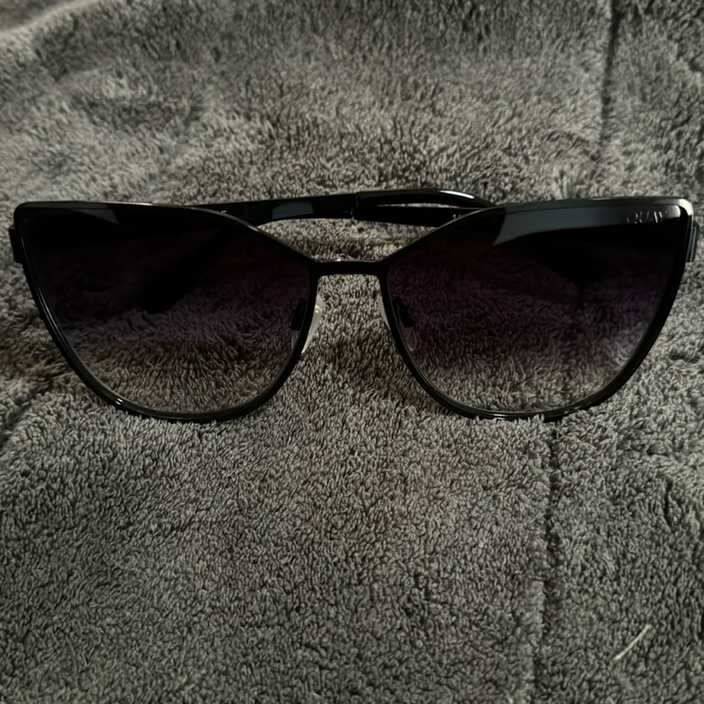 Quay cat eye sunglasses In Pursuit black with gradient lens